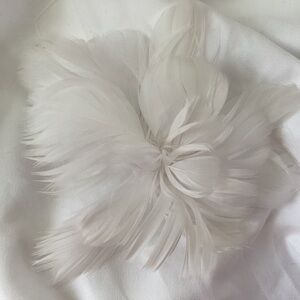 Petite White Feather Fascinator Hair Clip, brooch pin. Hat clip